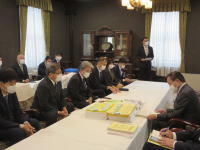 黒岩祐治神奈川県知事に教育予算要求県民署名を提出し、小・中・高校の教育環境の実情を訴える神高教と神教組の役員たちの様子