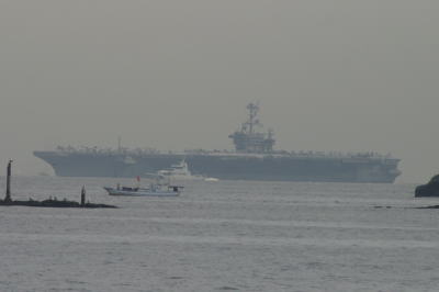 東京湾に姿を現した米原子力潜水艦ジョージ・ワシントン