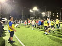 あいにくの雨でしたが、グランドに集まる参加者たちの様子